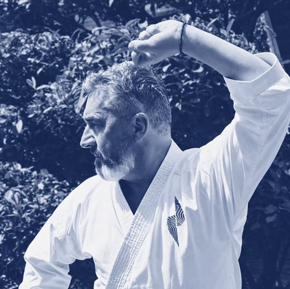 Christophe Ksiazkiewicz, bras levé, en kimono